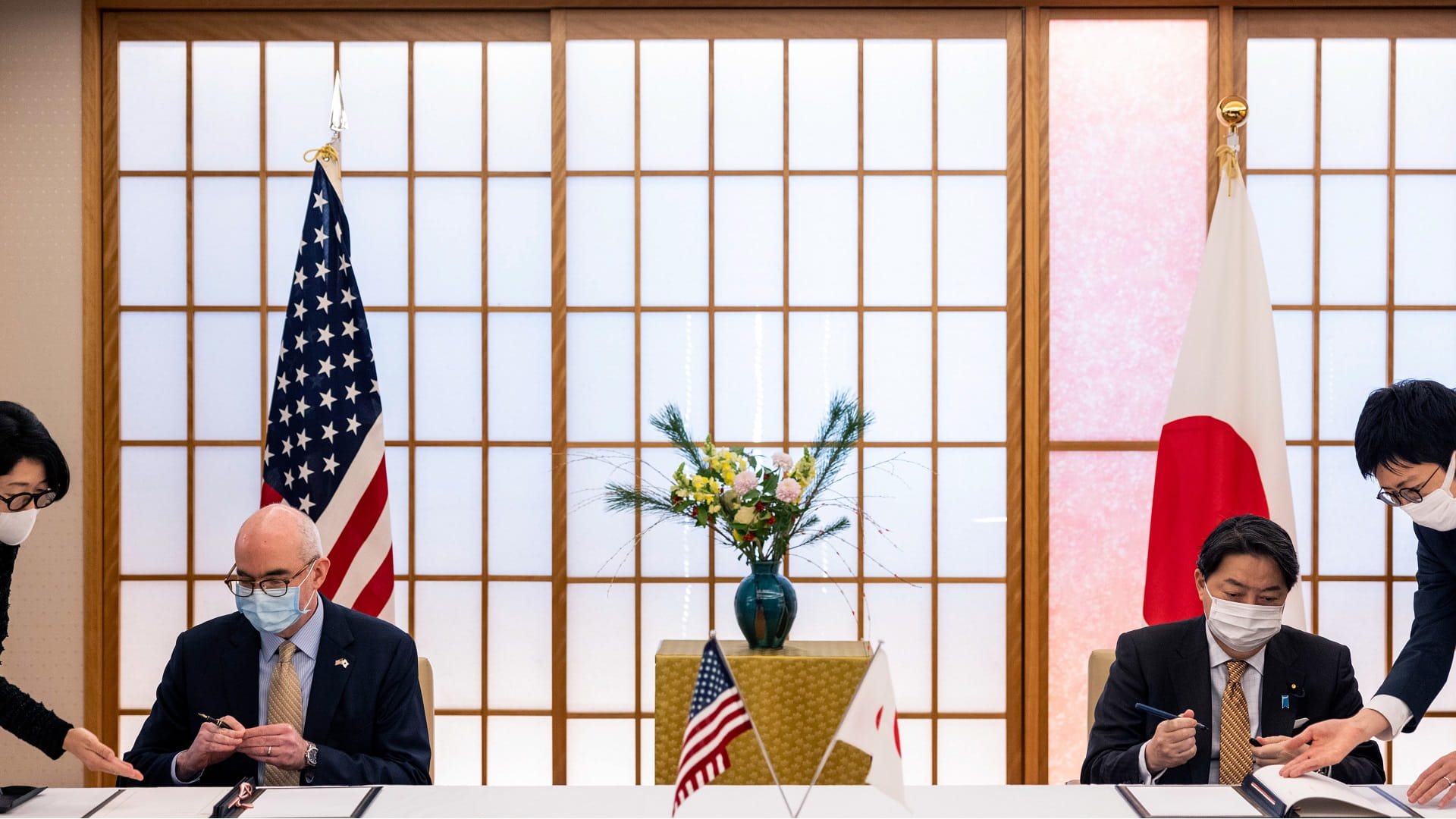 Image for the title: Japan extends US military support amid China, N.K. 'challenges' 