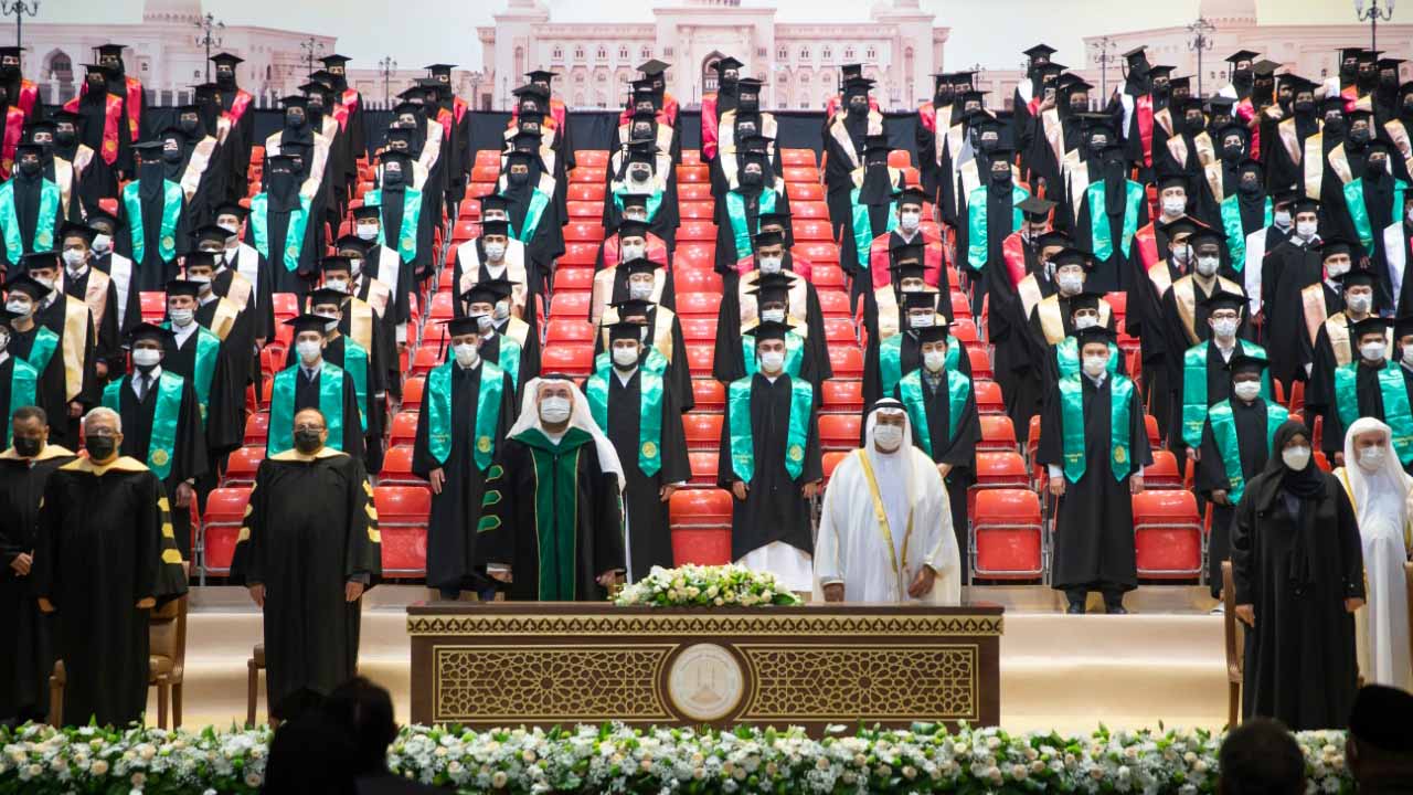 صورة بعنوان: الجامعة القاسمية تحتفل بتخريج 235 طالباً وطالبة 