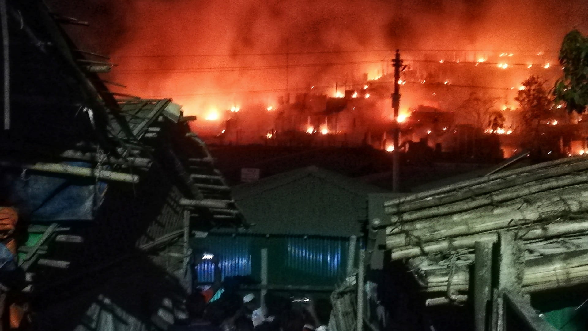 Image for the title: Fire tears through Rohingya refugee camp in Bangladesh 