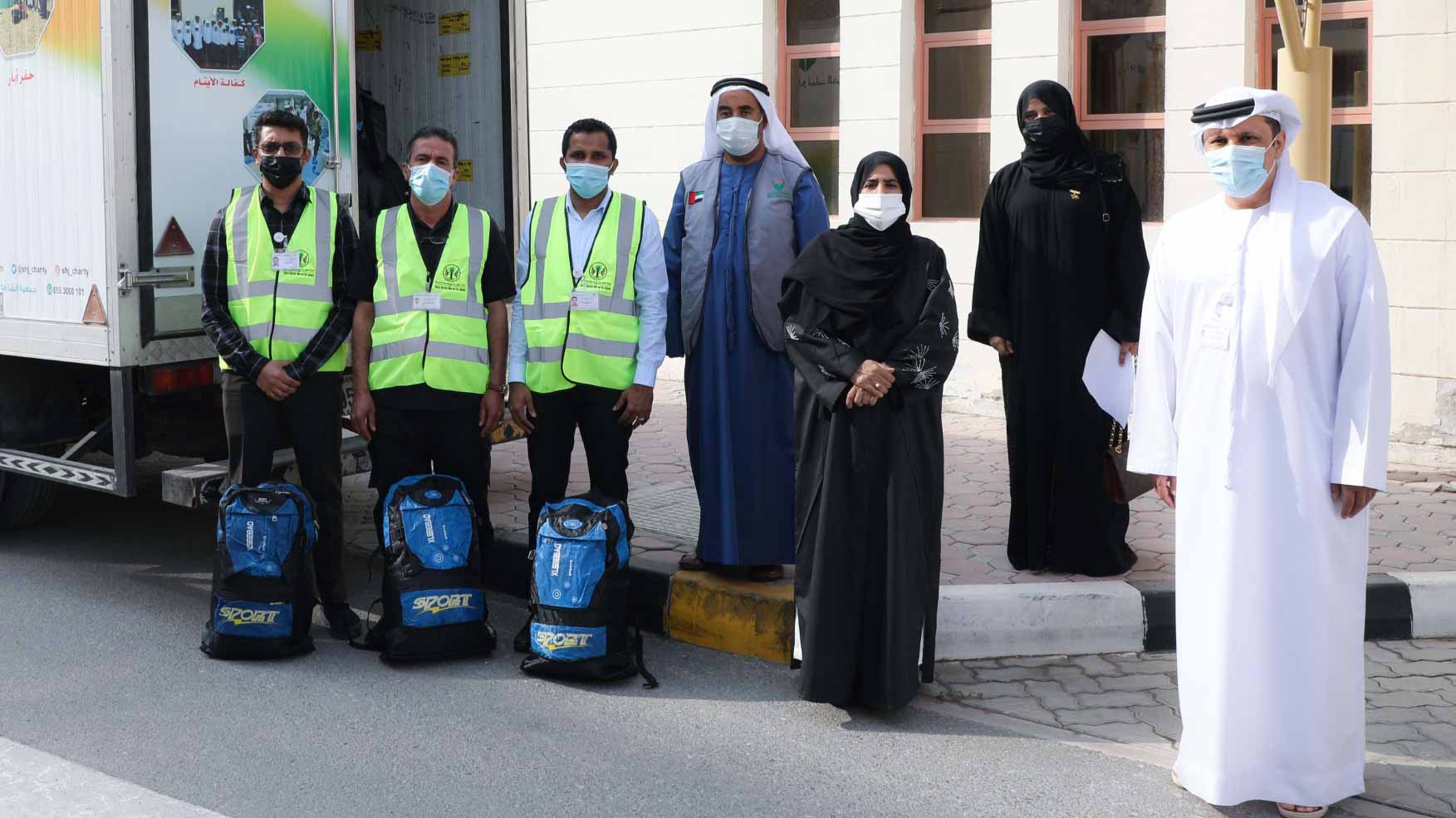 صورة بعنوان: الشارقة الخيرية توزع 3000 حقيبة ضمن حملة "شتاء دافي" 