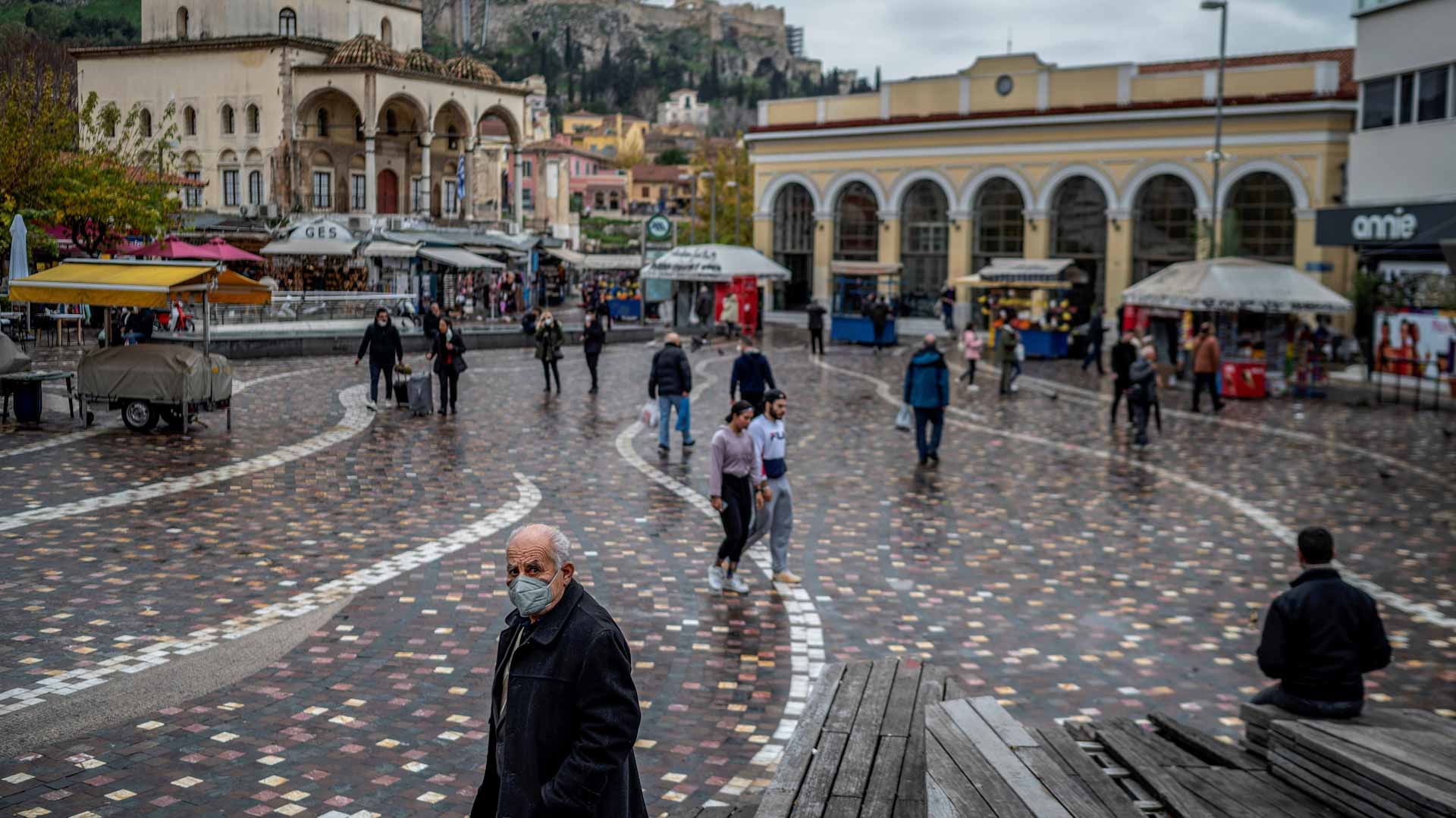 Image for the title: Greece extends curbs, calls in army on Covid tests 