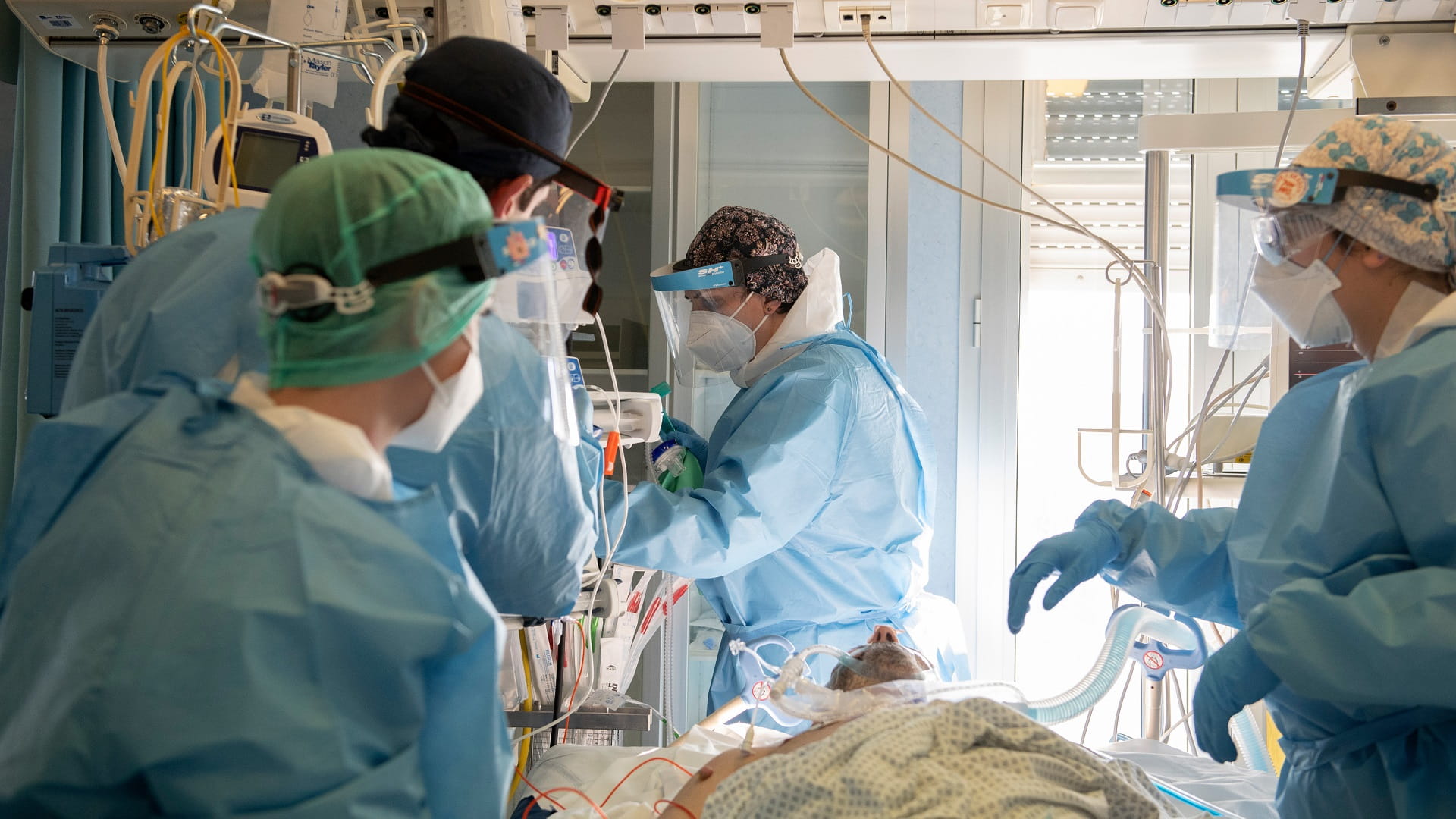 Image for the title: Italy suffers 319 COVID-19 deaths on Thursday, 184,615 infections 