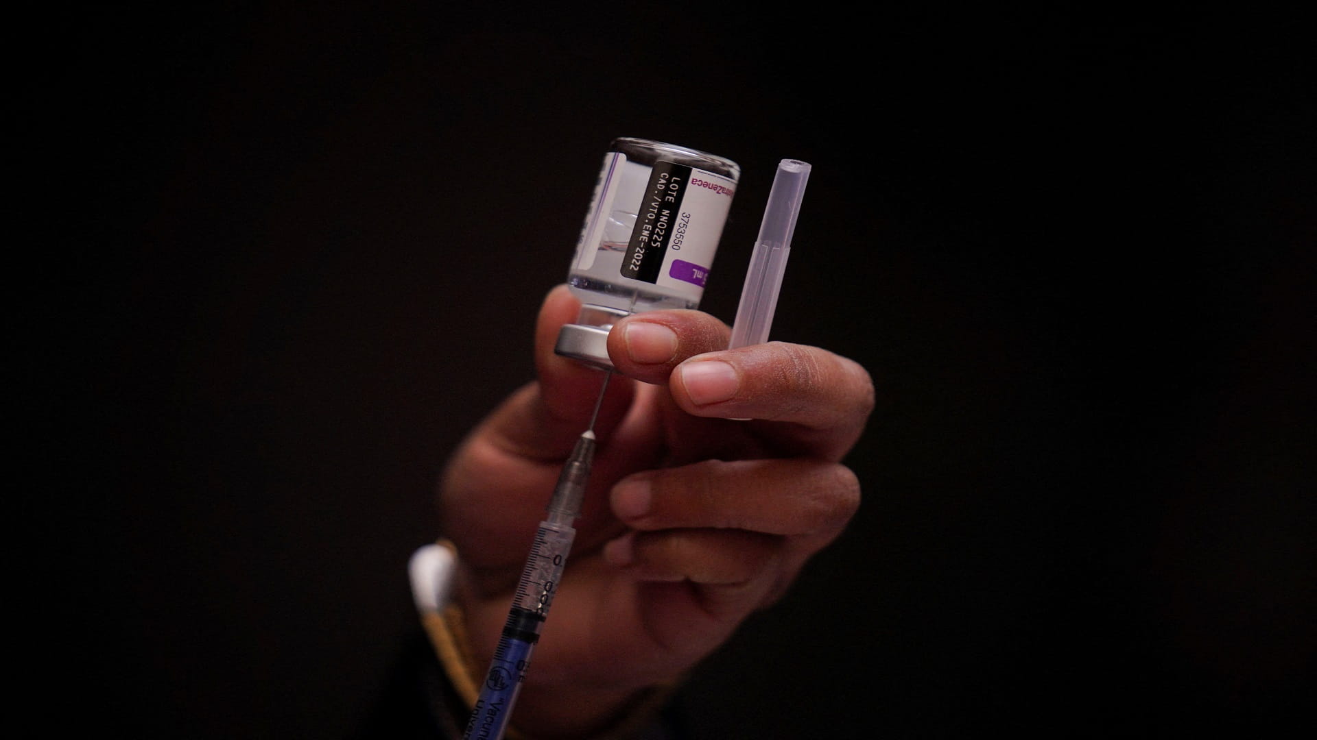 صورة بعنوان: بأمل...جرعة تنشيطية من أسترازينيكا تعزز القدرة على مقاومة أوميكرون 