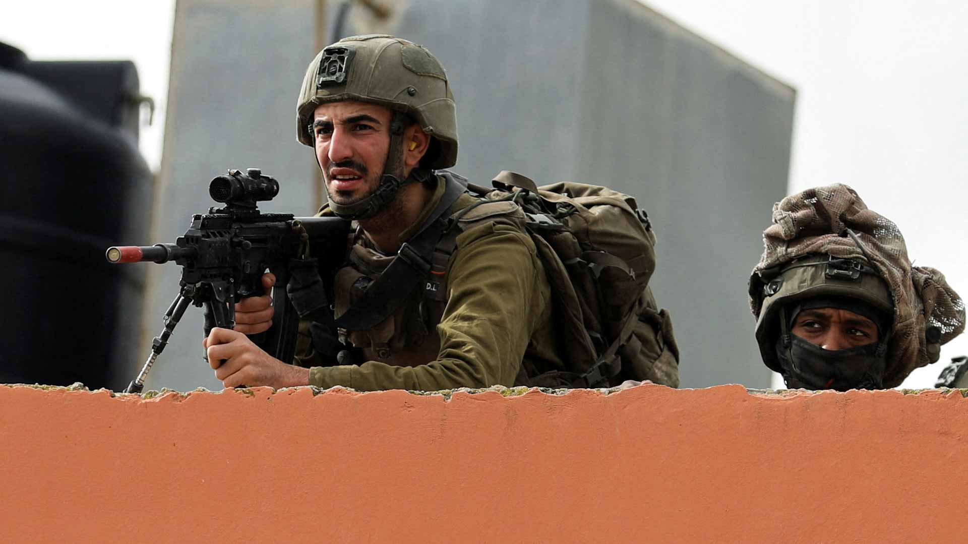 صورة بعنوان: مقتل ضابطين إسرائيليين بنيران صديقة 