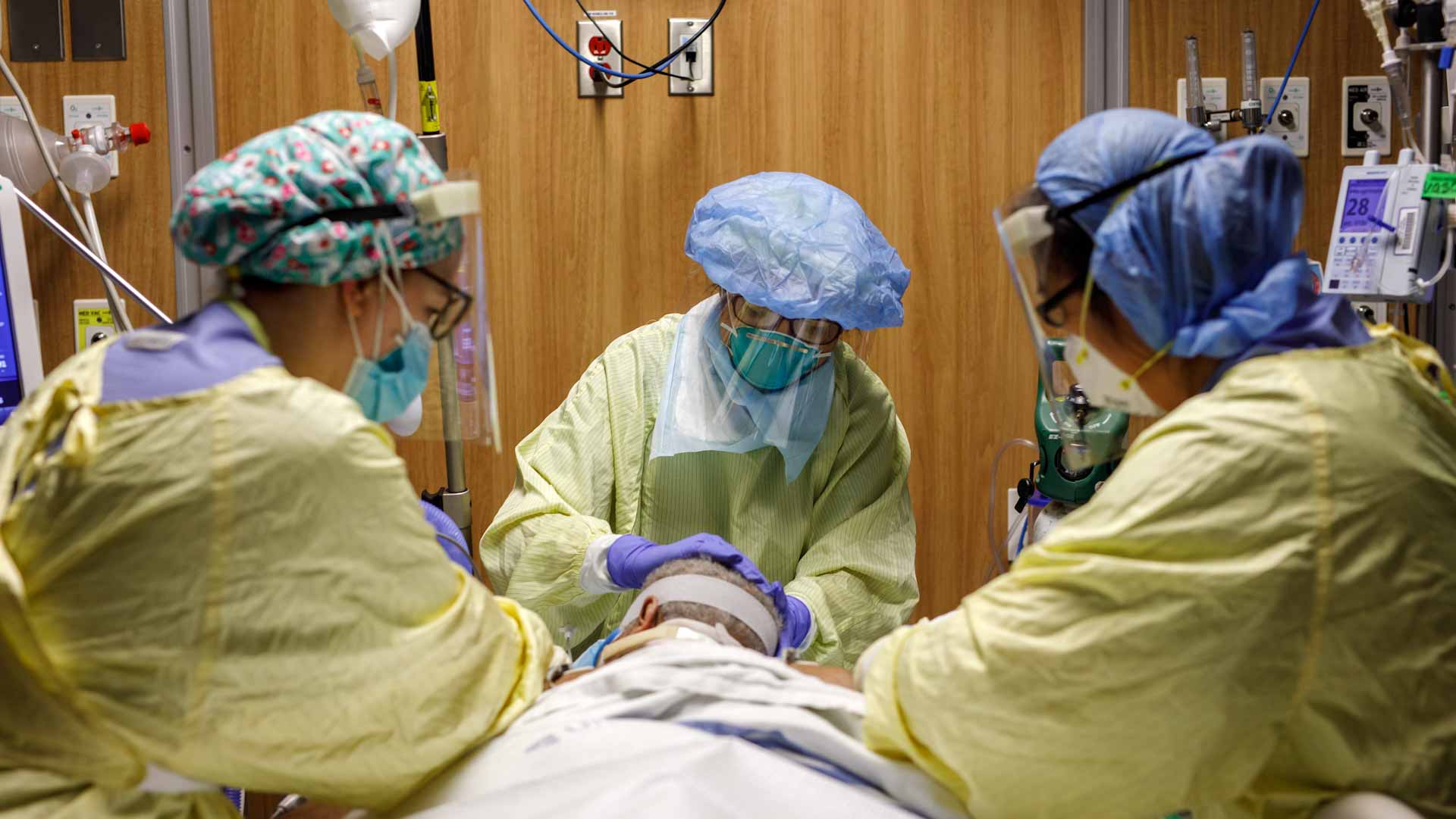 Image for the title: Canada expects Omicron surge to strain healthcare system 