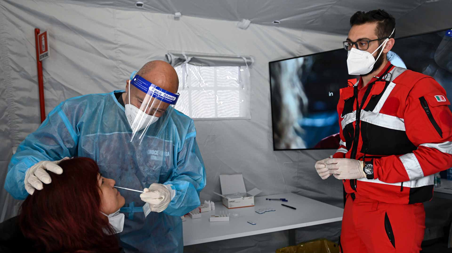 Image for the title: COVID-19 Omicron variant now dominant in Italy, health body says 