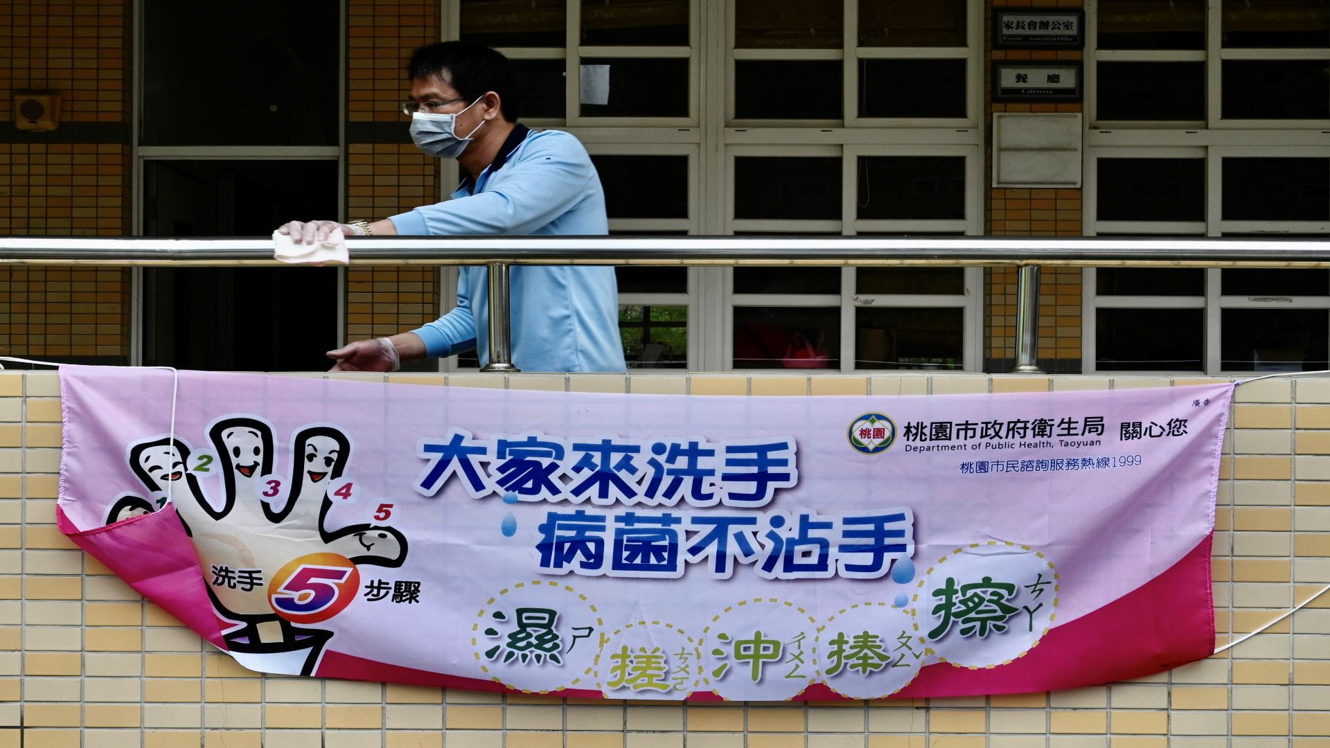 Image for the title: China reports 165 new coronavirus cases 