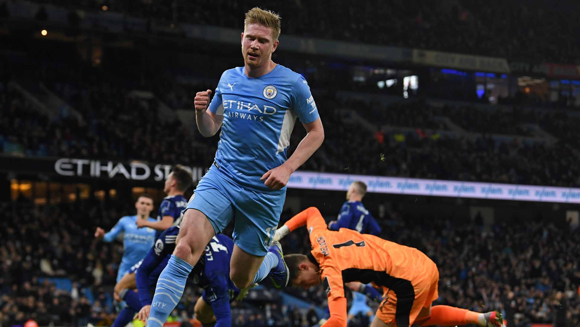 Image for the title: De Bruyne winner sends City 13 clear of Chelsea 