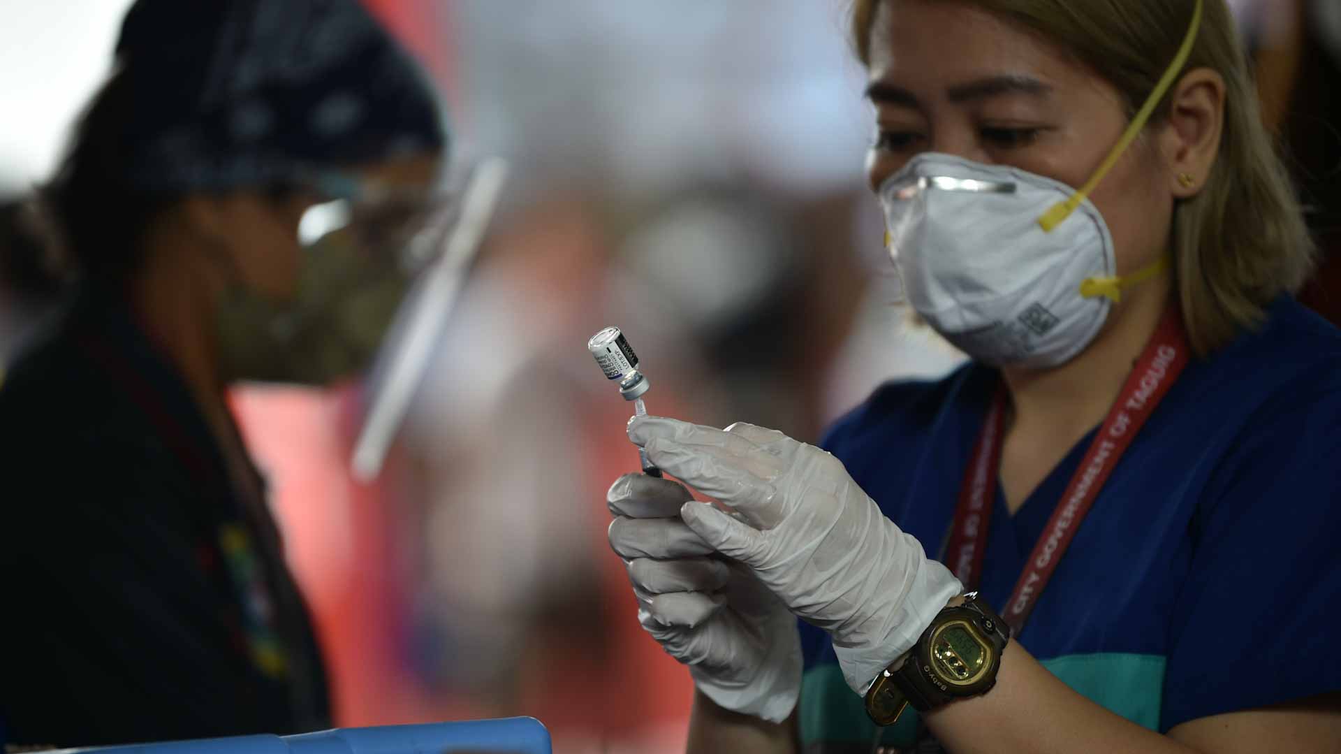 Image for the title: Philippines confirms Omicron cases hit record 