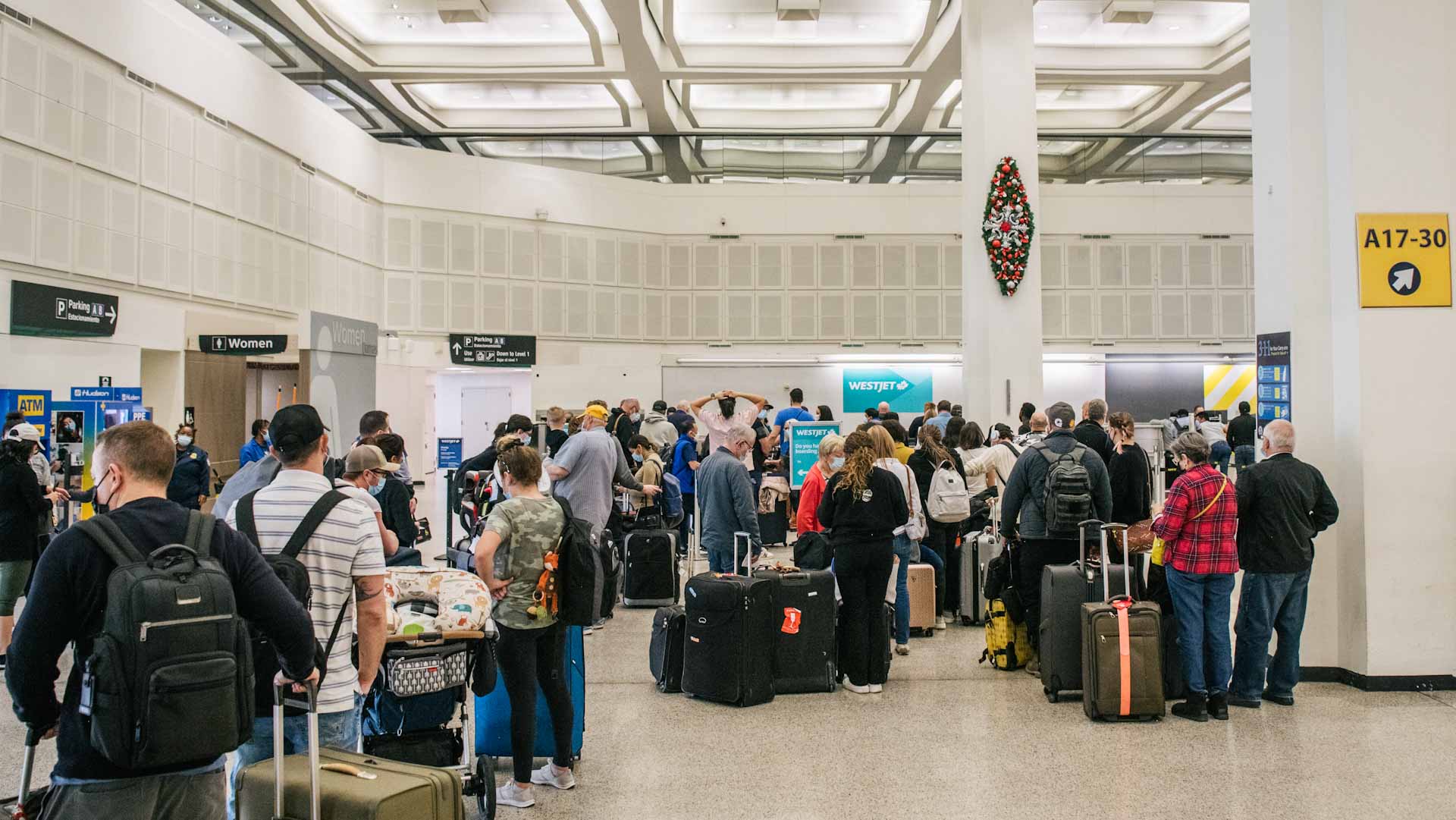 Image for the title: Airlines cancel over 2,700 flights as winter storm hits US 