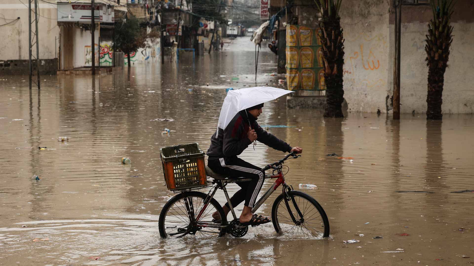 Image for the title: Stranded 152 people rescued in Gaza after heavy rains 