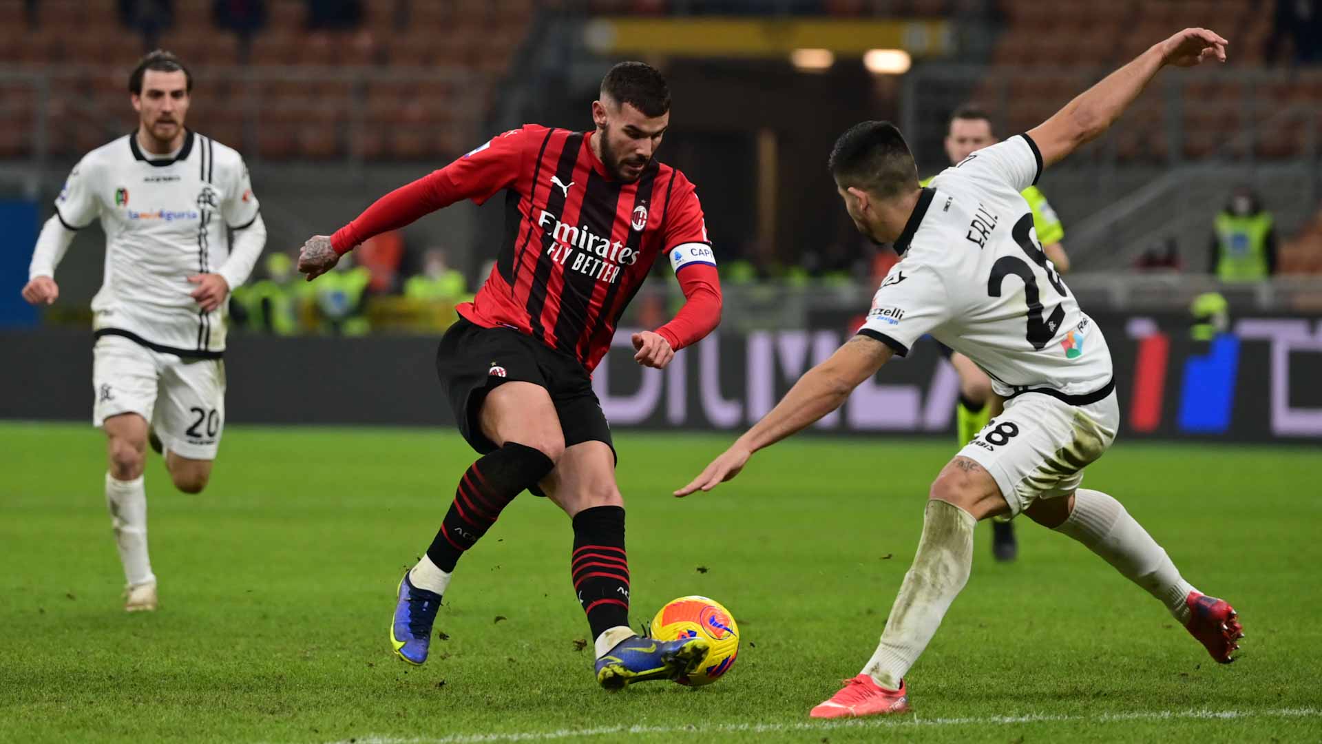 صورة بعنوان: ميلان يتعثر أمام سبيزيا ويهدر فرصة تصدر الدوري الإيطالي   