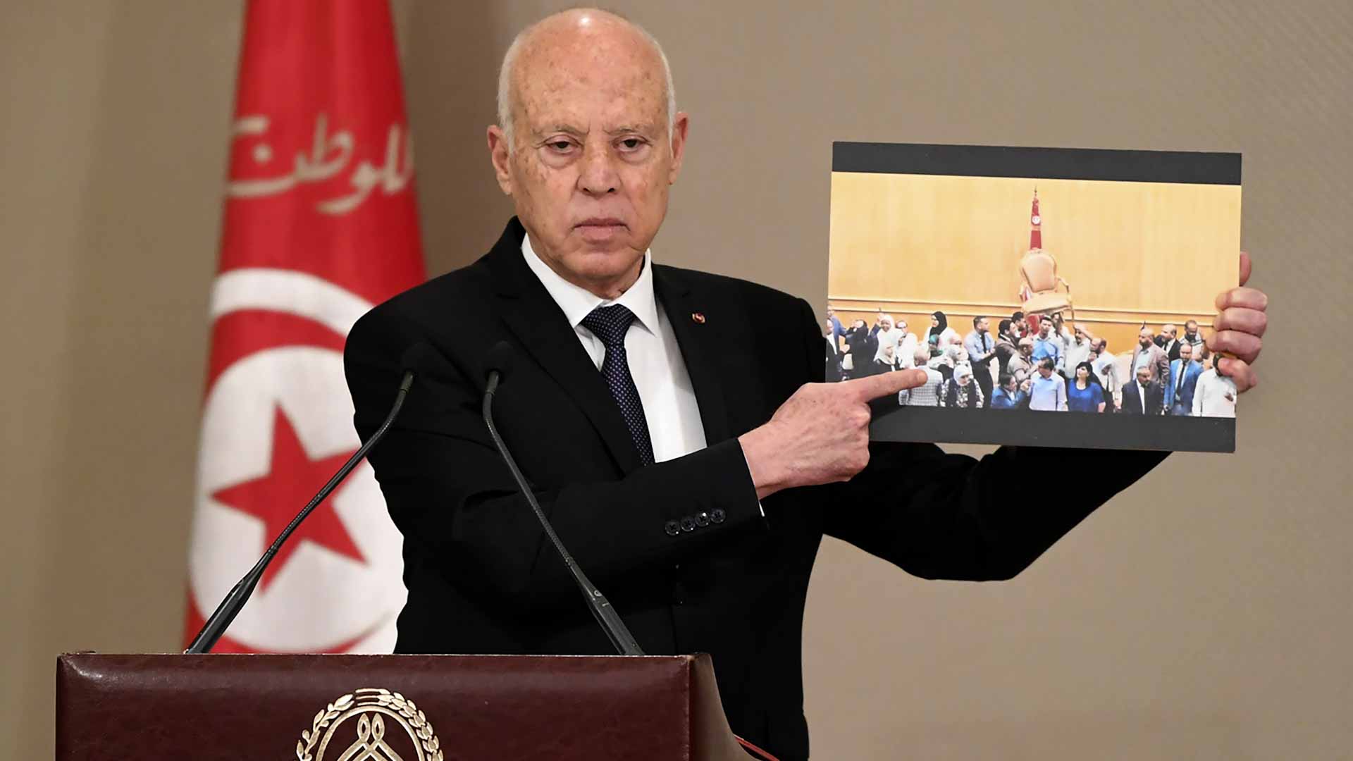 صورة بعنوان: محكمة عسكرية تونسية تفرج عن معارضين بارزين 