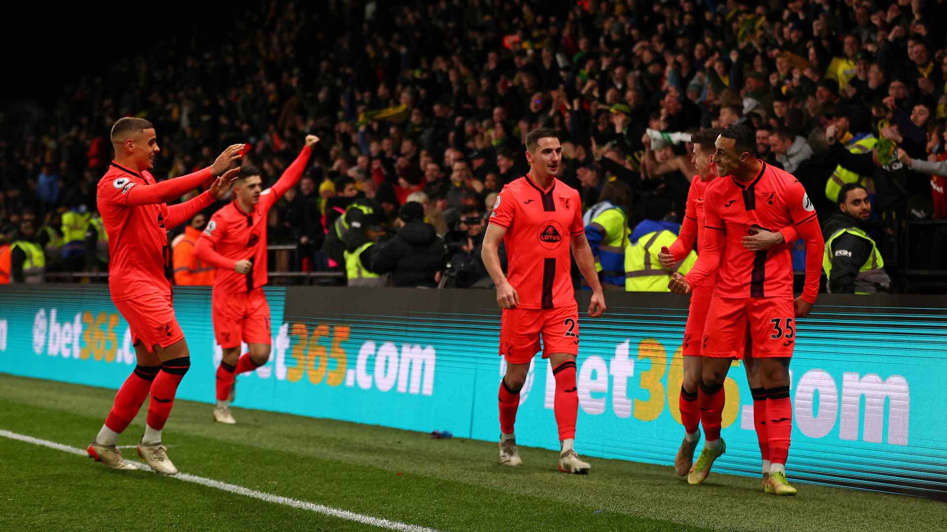 صورة بعنوان: نوريتش سيتي يزيد من أوجاع واتفورد في الدوري الإنجليزي الممتاز 