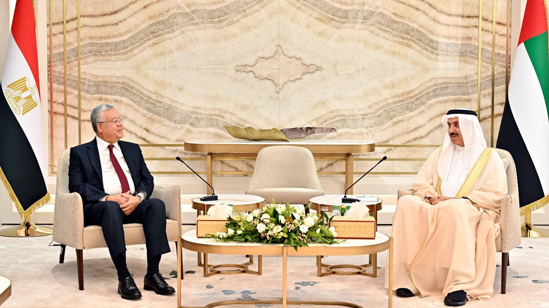 صورة بعنوان: صقر غباش يعقد جلسة مباحثات مع رئيس مجلس النواب المصري 