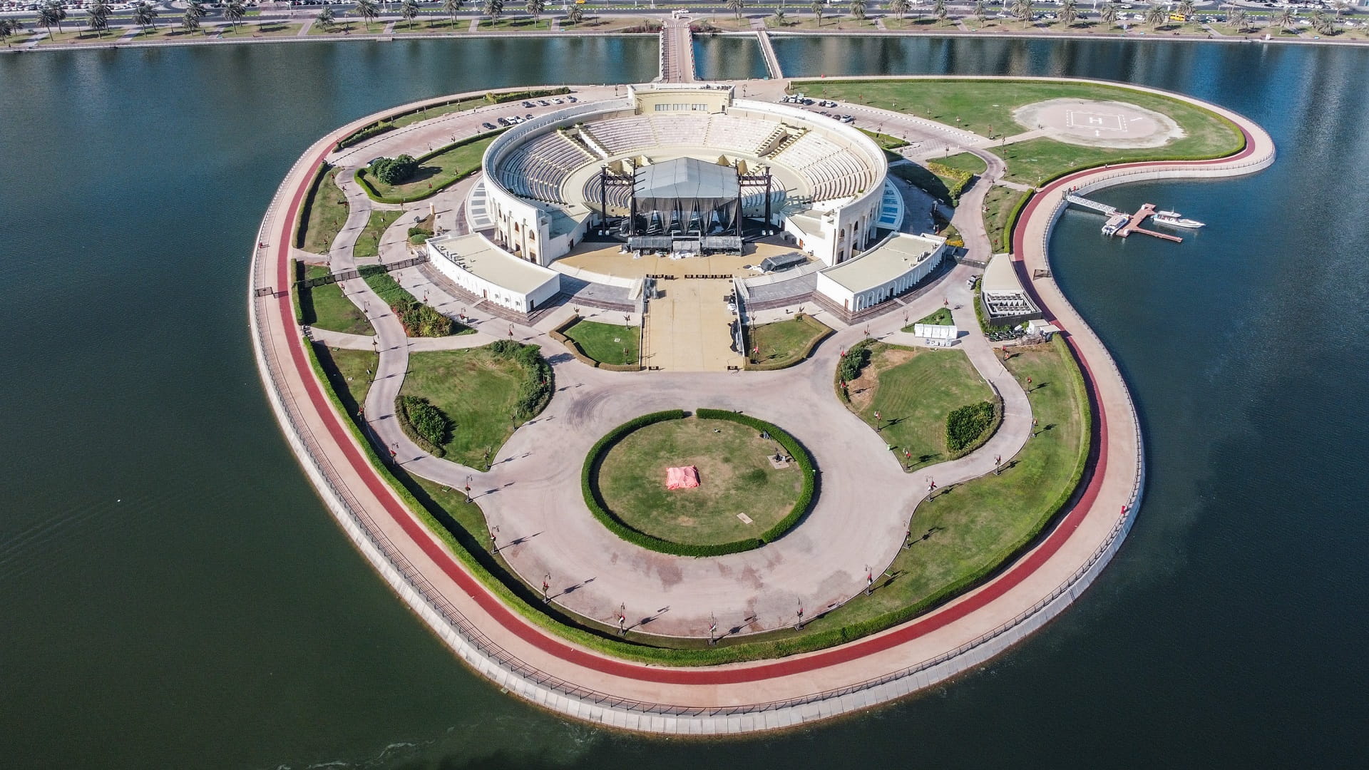 صورة بعنوان: 11لوحة فنية تجسد سيرة الشارقة عبر عرض "سرد المكان" على مسرح المجاز 