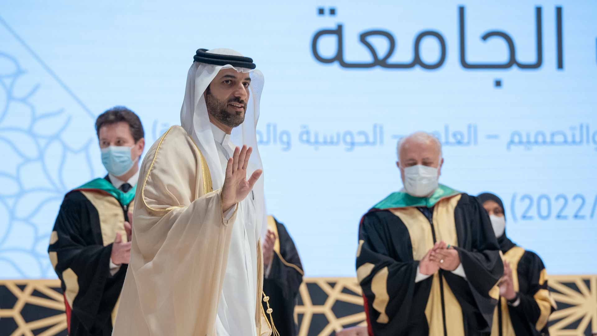 صورة بعنوان: سلطان بن أحمد يواصل تخريج طالبات جامعة الشارقة 