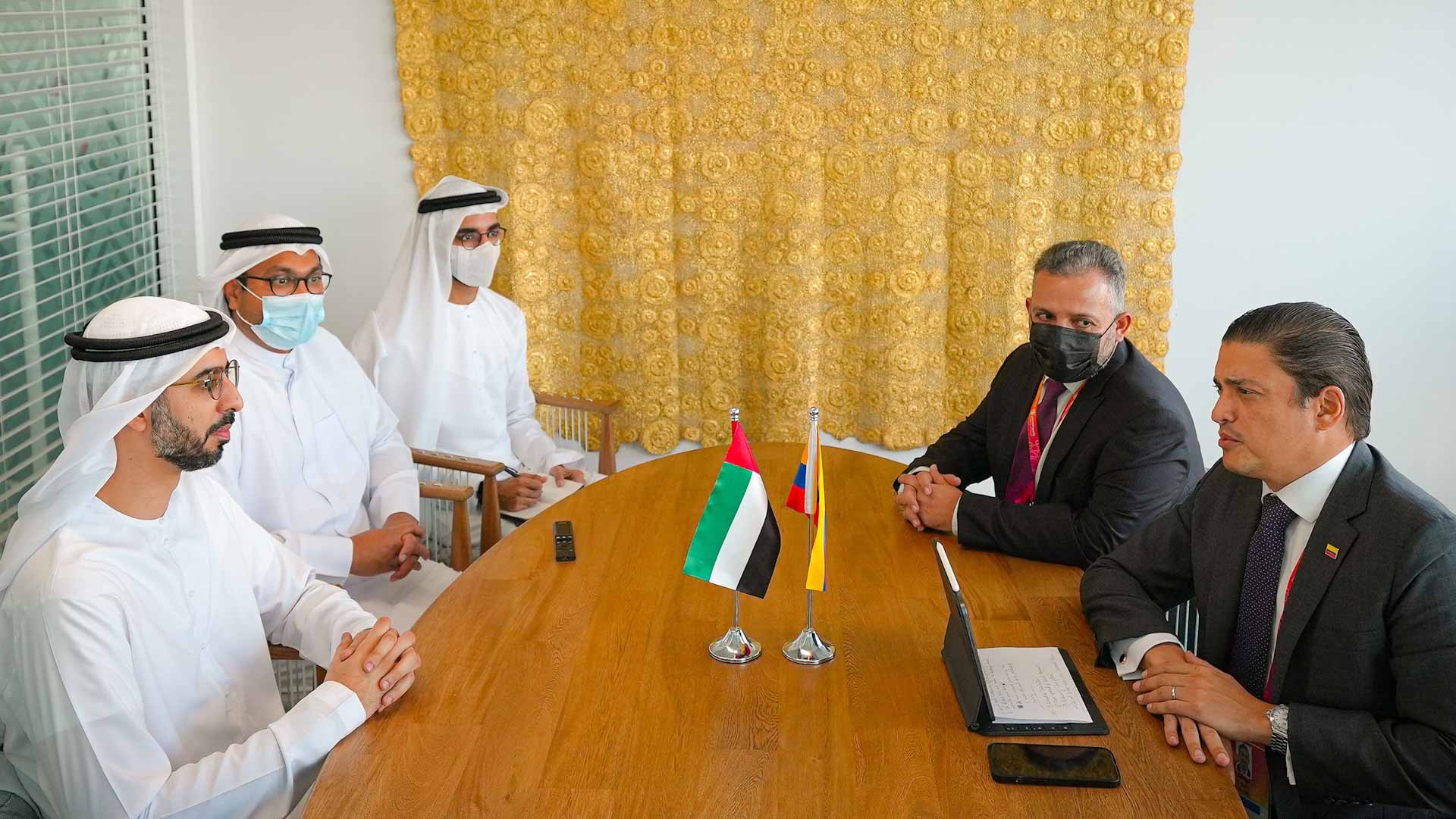 صورة بعنوان: عمر سلطان العلماء يبحث مع مسؤولين كولومبيين تعزيز تبادل الخبرات 