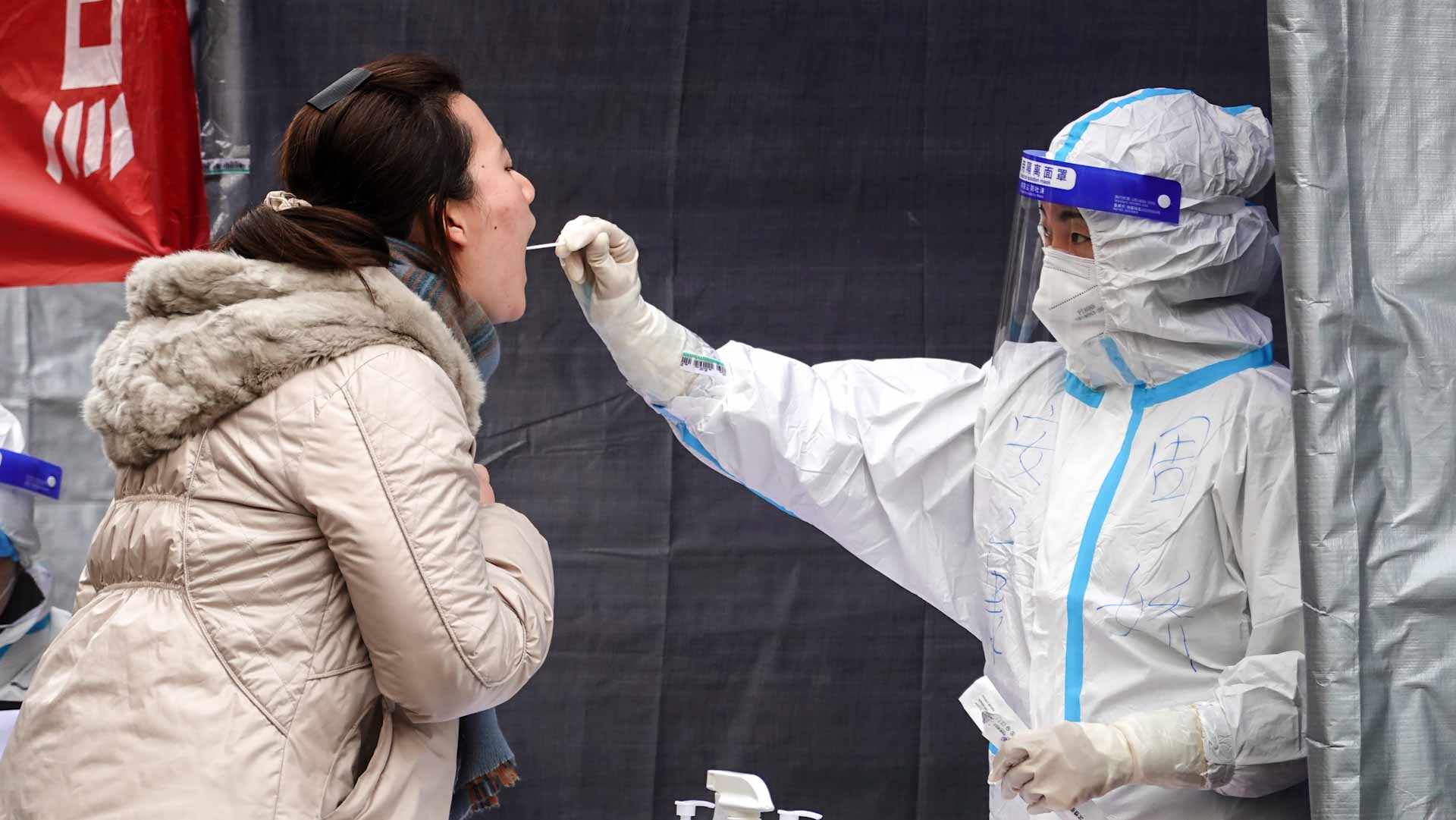 Image for the title: China reports 555 new coronavirus cases 