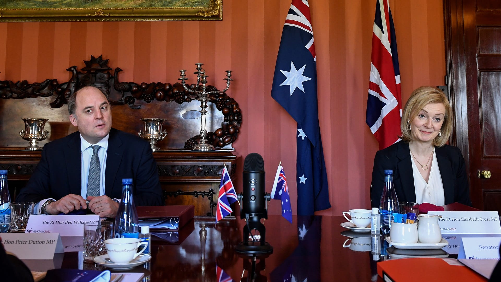 Image for the title: British Foreign Secretary: Russia risks 'quagmire' in Ukraine 