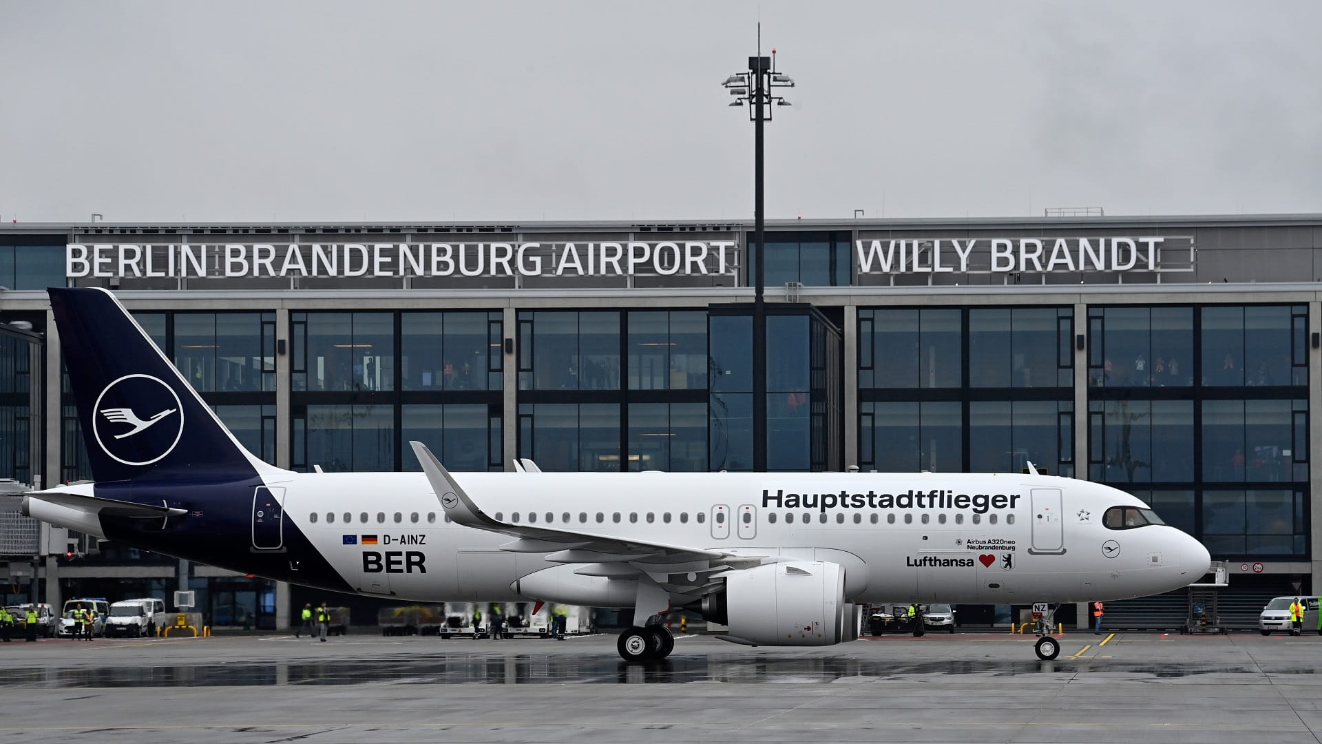 Image for the title: Lufthansa is set to buy 40% stake in Alitalia's successor ITA 