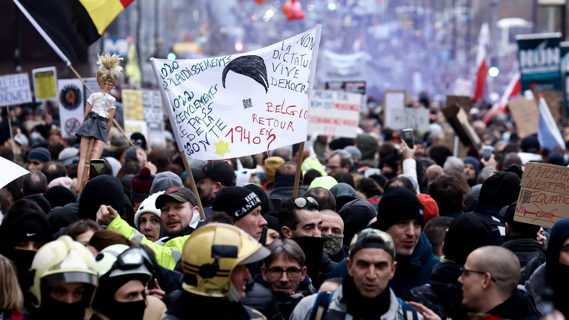 Image for the title: Clashes as tens of thousands protest Covid rules in Belgium 