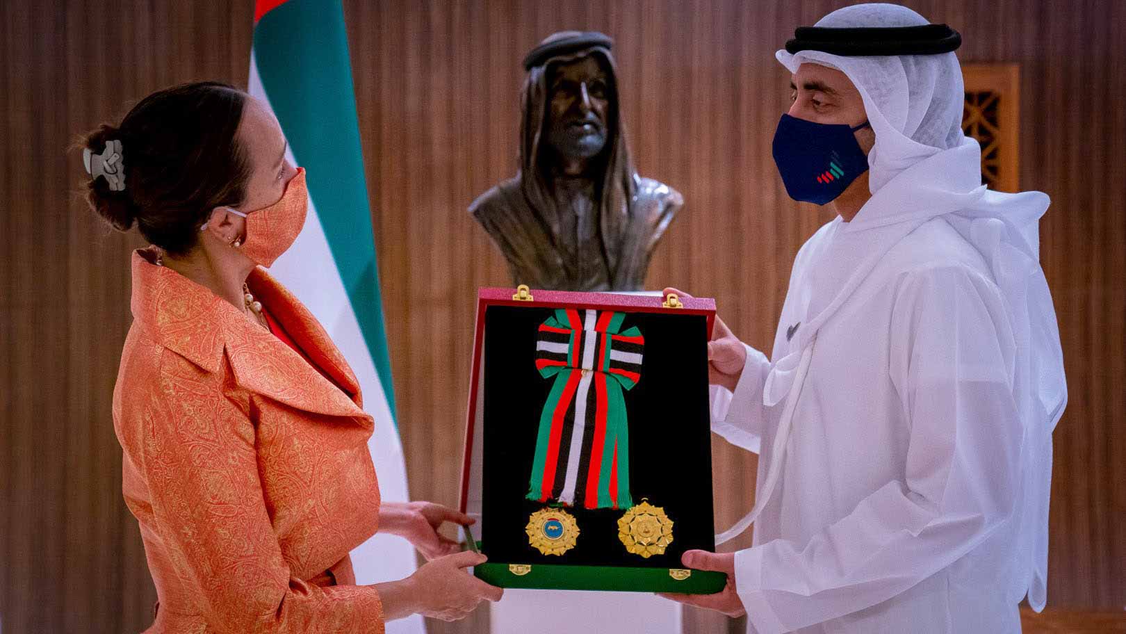 صورة بعنوان: رئيس الدولة يمنح سفيرة المكسيك وسام الاستقلال من الطبقة الأولى 