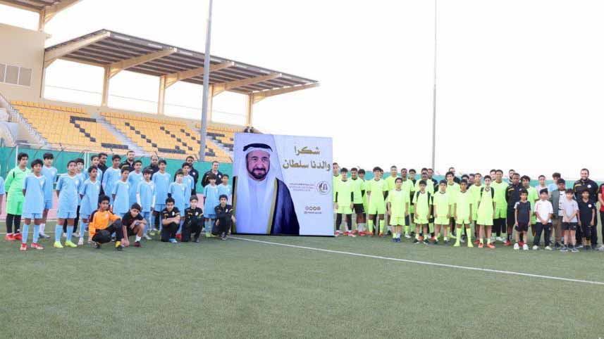 صورة بعنوان: لاعبو نادي مليحه يرفعون صورة حاكم الشارقة ويباركون 50سنة من العطاء 