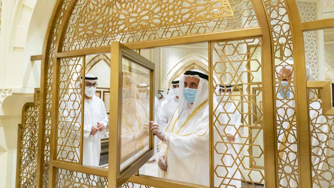 صورة بعنوان: مجمع القرآن الكريم يهنئ حاكم الشارقة بمرور 5 عقود من العطاء  