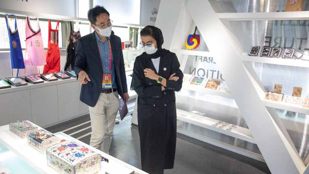 صورة بعنوان: نورة الكعبي تزور جناح كوريا الجنوبية في معرض إكسبو 2020 دبي 