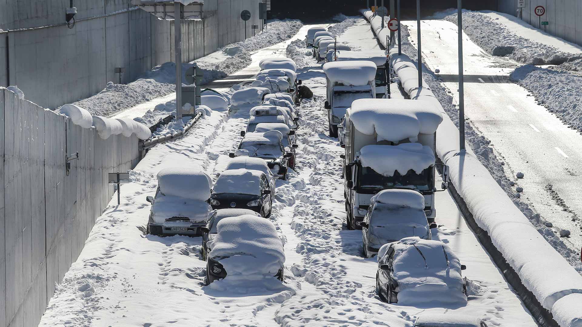 Image for the title: Greek capital digs out of snow chaos 