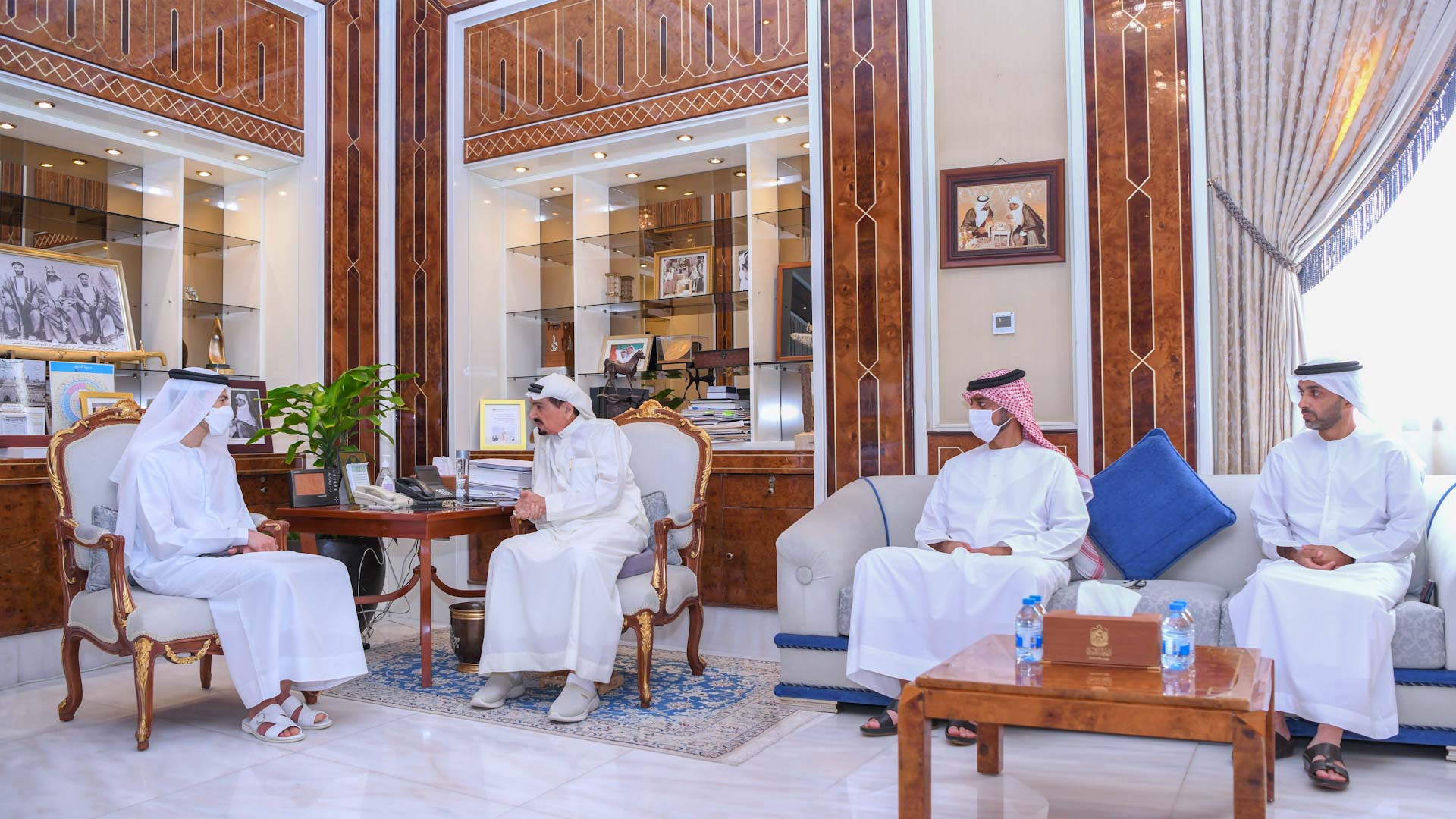 صورة بعنوان: حميد النعيمي يستقبل وزير الدولة للشؤون المالية 