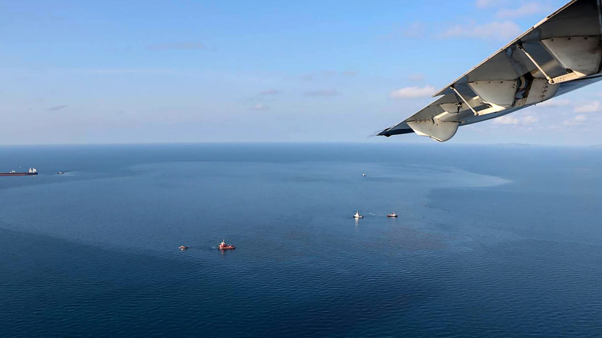 Image for the title: Thailand rushes to contain oil spill after undersea leak 