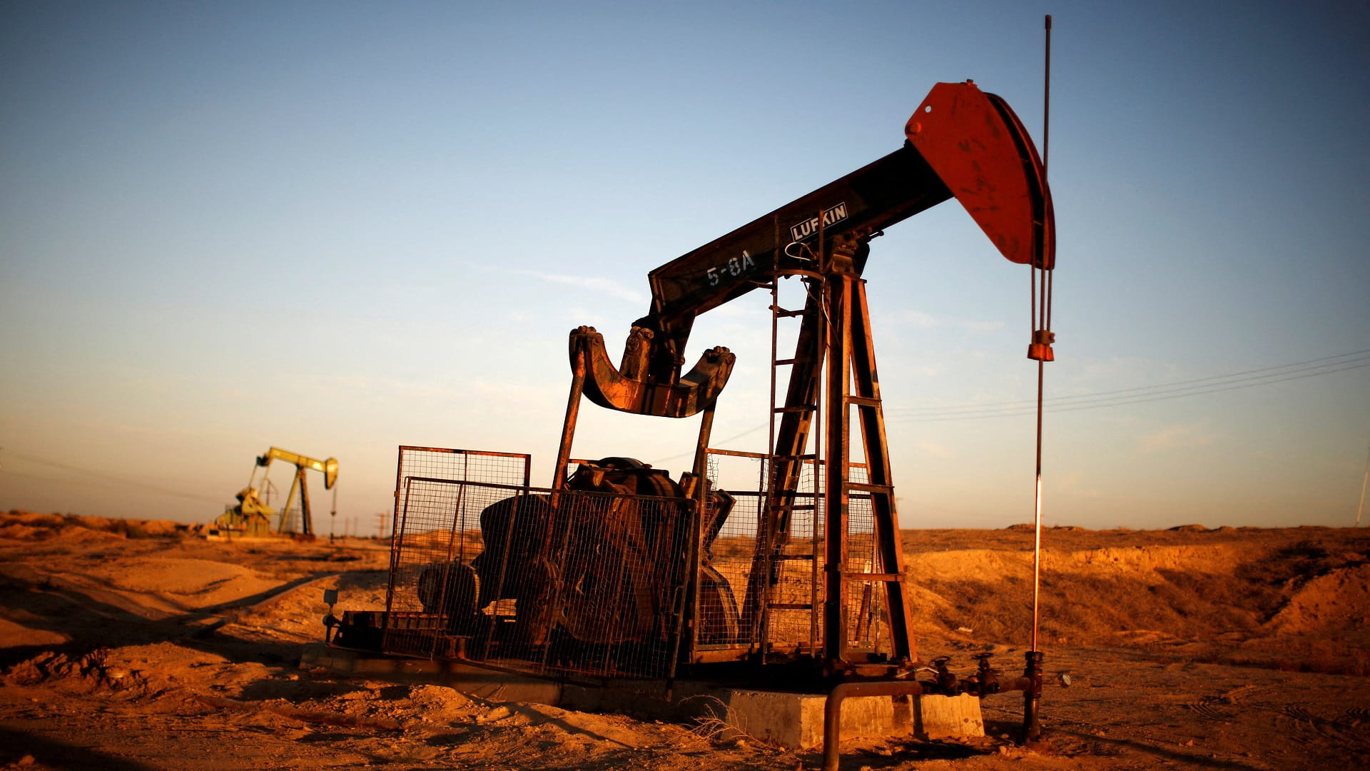 صورة بعنوان: أسعار النفط ترتفع وتقترب من أعلى مستوياتها في 7 سنوات 