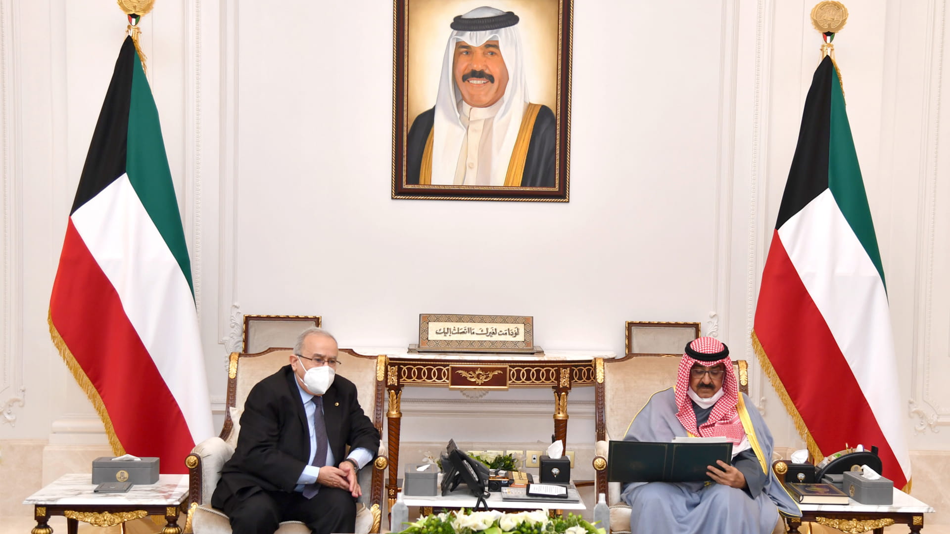 صورة بعنوان: أمير الكويت يتلقى رسالة خطية من الرئيس الجزائري 