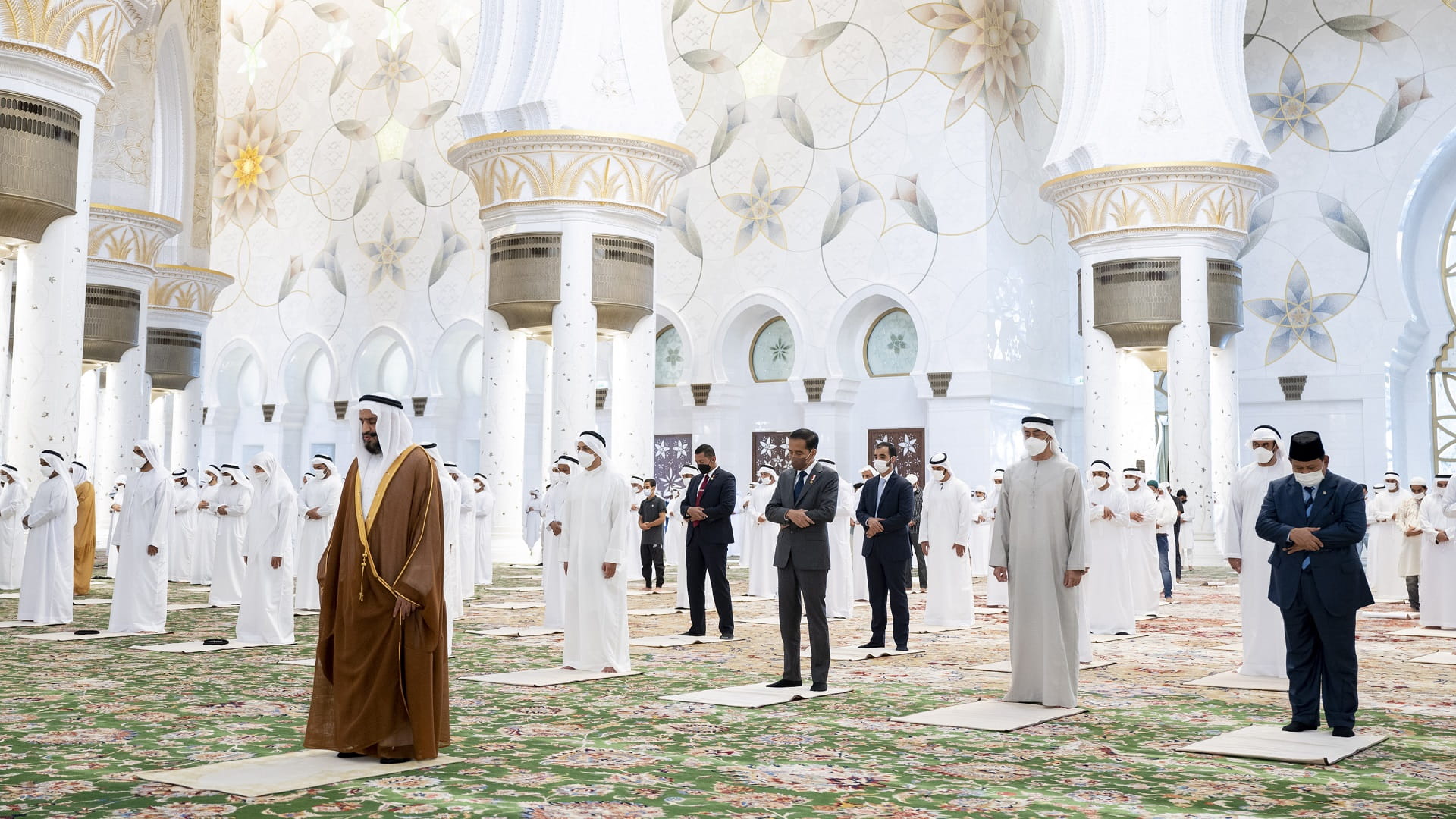 صورة بعنوان: رئيس الدولة والرئيس الإندونيسي يؤديان صلاة الجمعة  