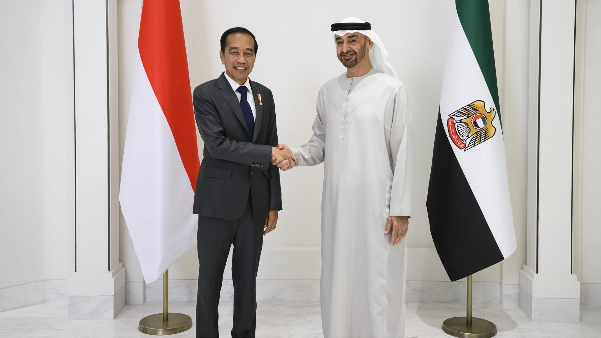 صورة بعنوان: رئيس الدولة يبحث مع ويدودو تعزيز العلاقات الإماراتية الإندونيسية 