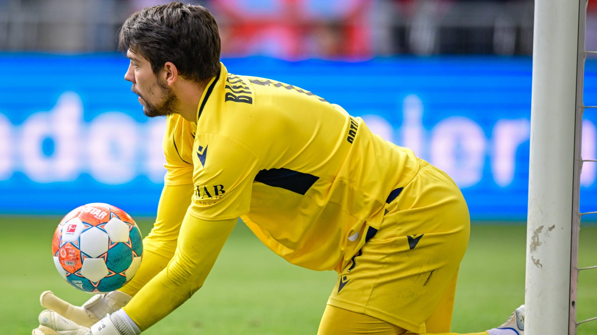 صورة بعنوان: مانشستر سيتي يتعاقد مع حارس المرمى أورتيجا من أرمينيا بيليفيلد 