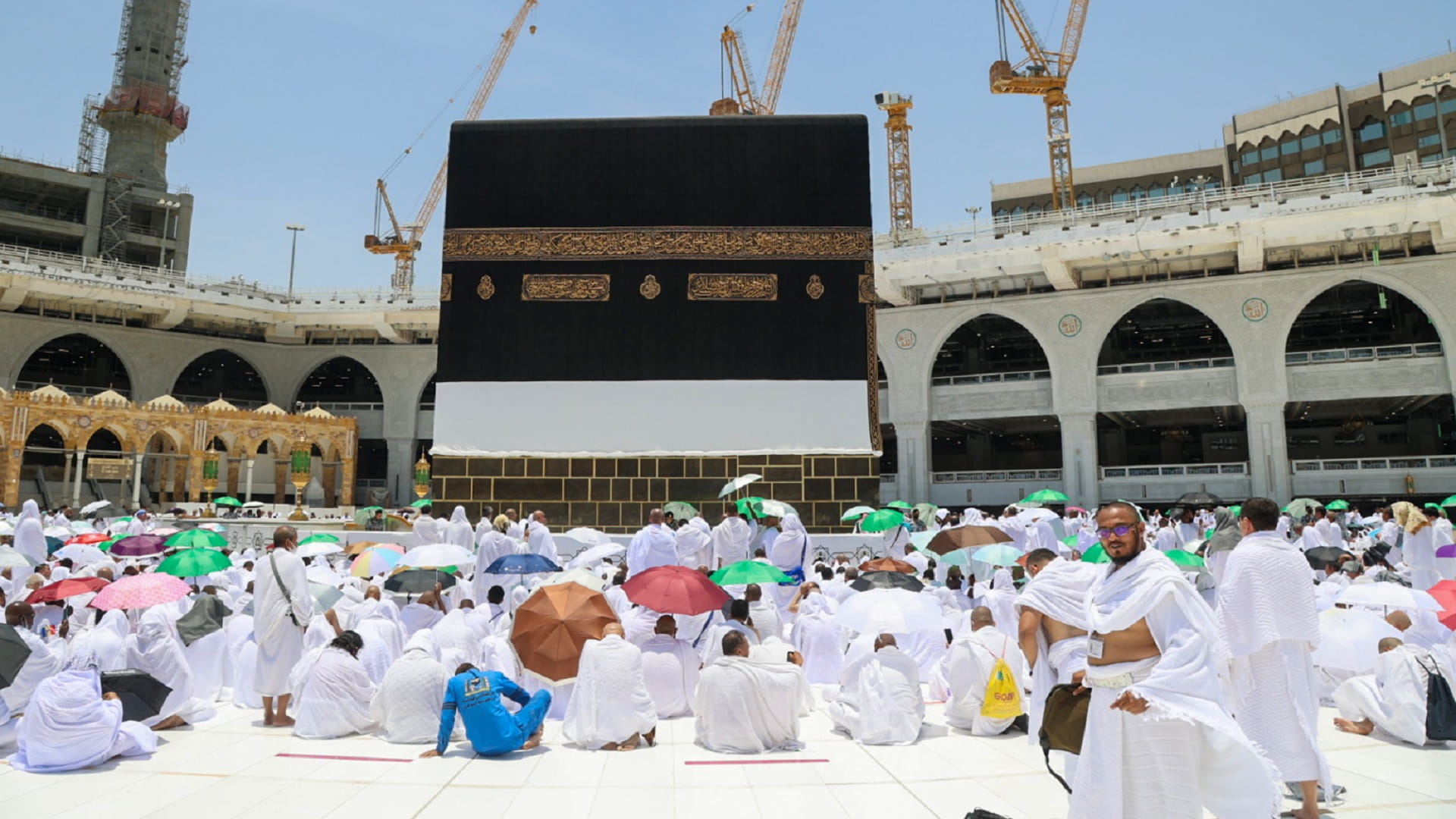 صورة بعنوان: حجاج بيت الله الحرام يؤدون صلاة أول جمعة من شهر ذي الحجة  