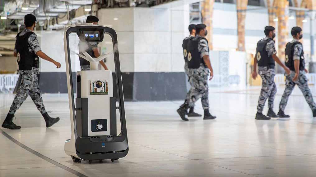 صورة بعنوان: السعودية توظف11 روبوتاً للتعقيم ومكافحة الأوبئة داخل المسجد الحرام 