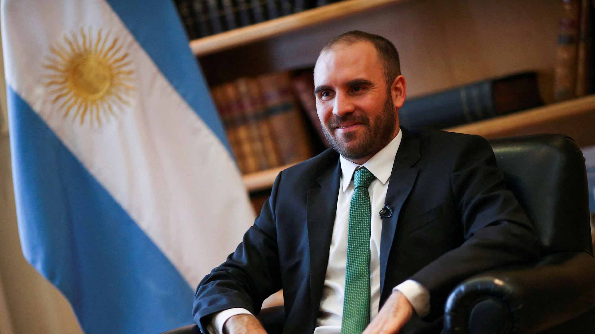 صورة بعنوان: ضربة للحكومة.. استقالة وزير الاقتصاد الأرجنتيني مارتن جوزمان  