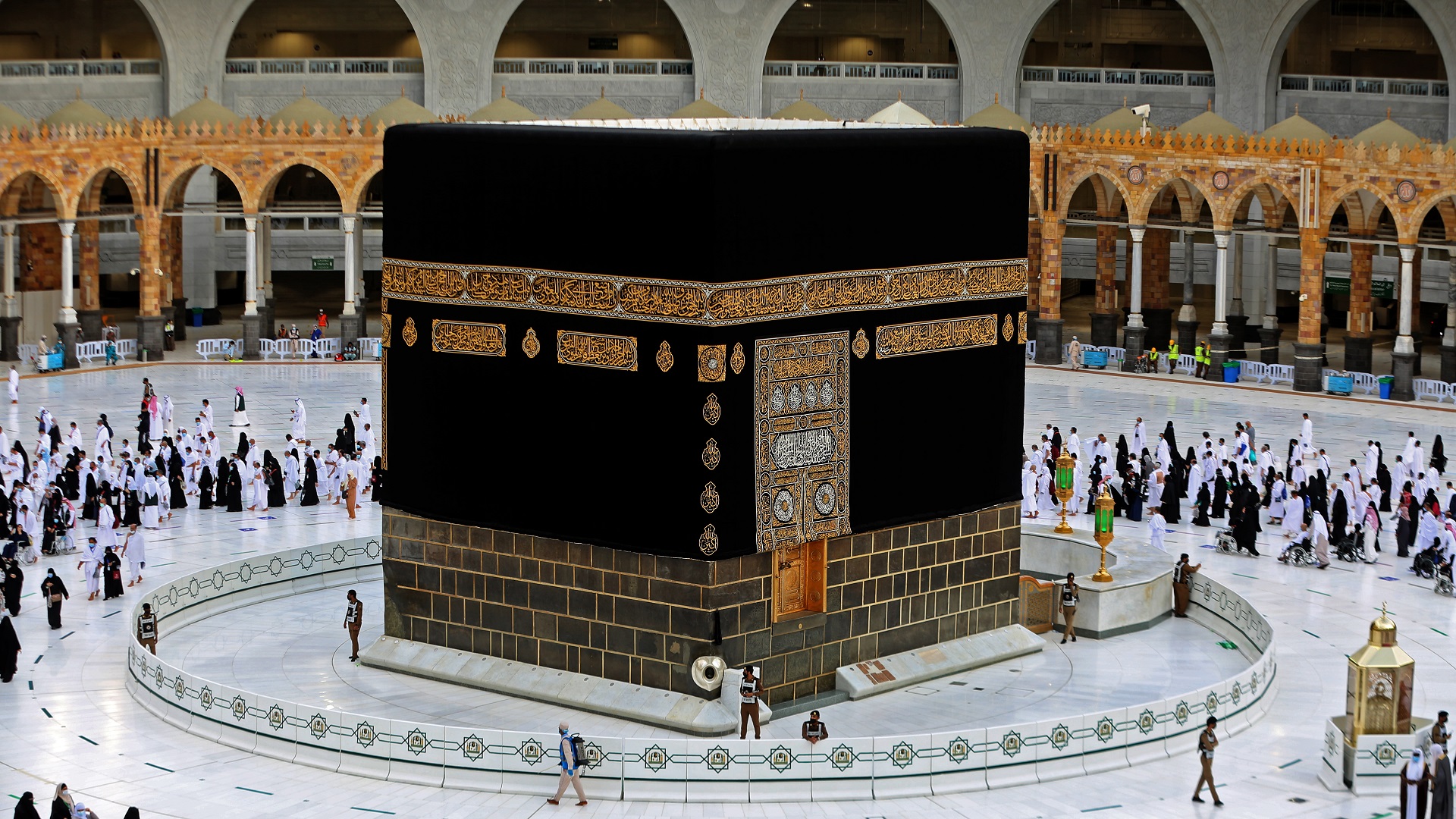 صورة بعنوان: شؤون الحرمين: تسليم كسوة الكعبة 10 ذي الحجة واستبدالها غرة محرم 