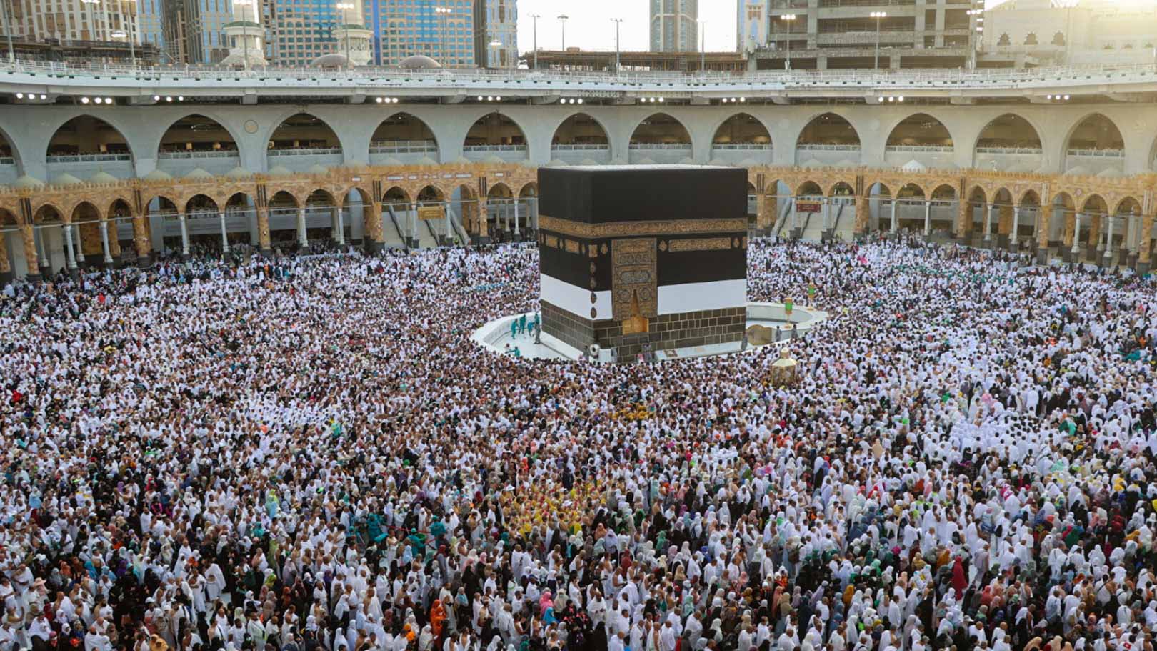 صورة بعنوان: السعودية تستضيف مليون مسلم في أكبر موسم حج منذ تفشي الوباء 