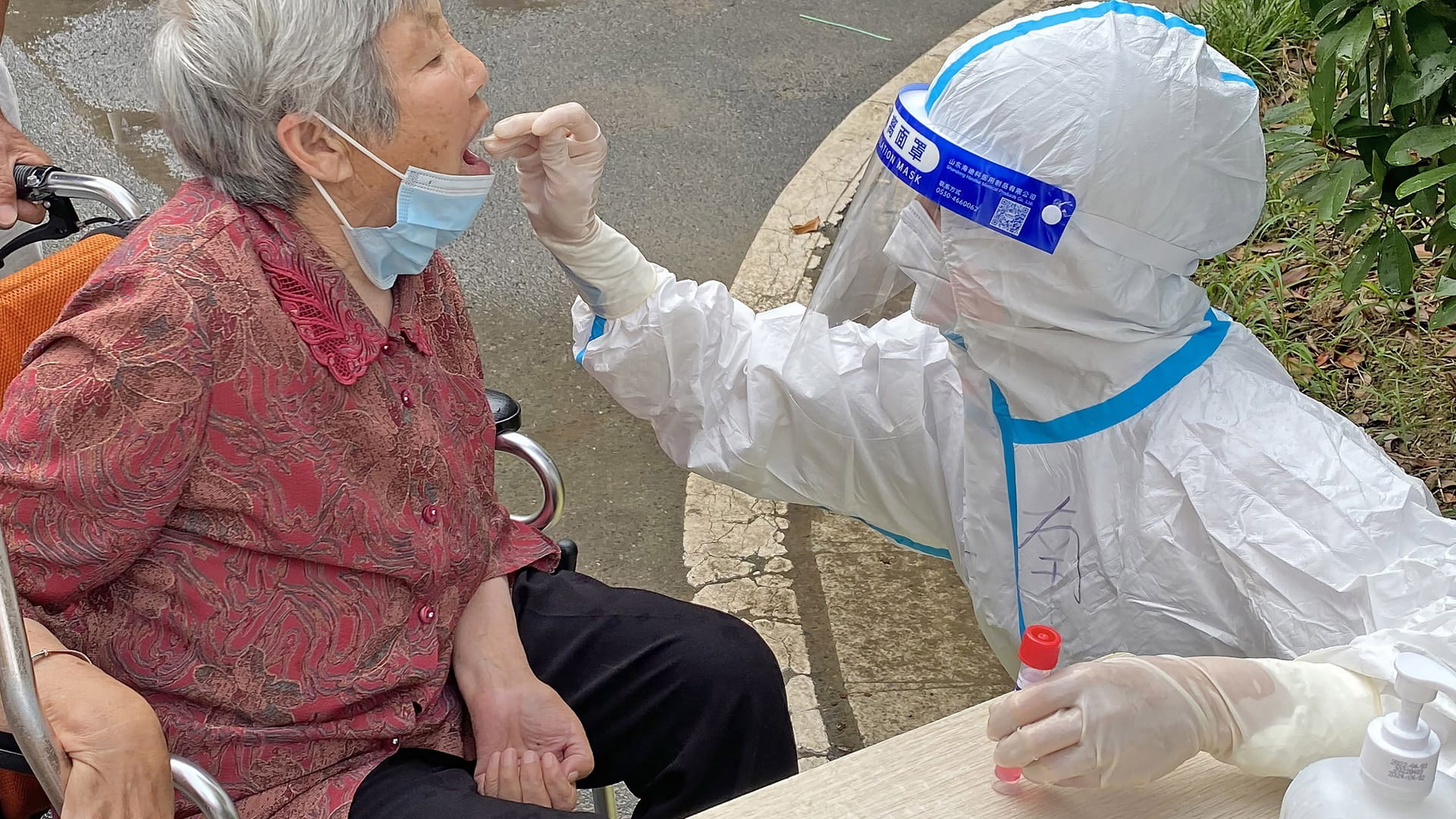 Image for the title: China reports 418 new COVID cases 