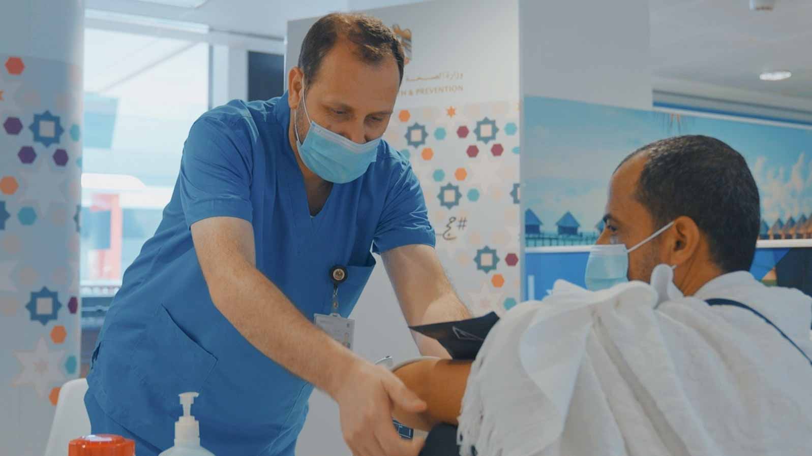 صورة بعنوان: "الصحة" توعي الحجاج بالإجراءات الصحية أثناء أداء المناسك 