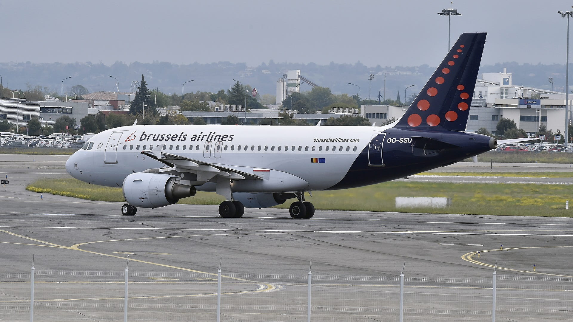 Image for the title: Brussels Airlines cancels nearly 700 summer flights 