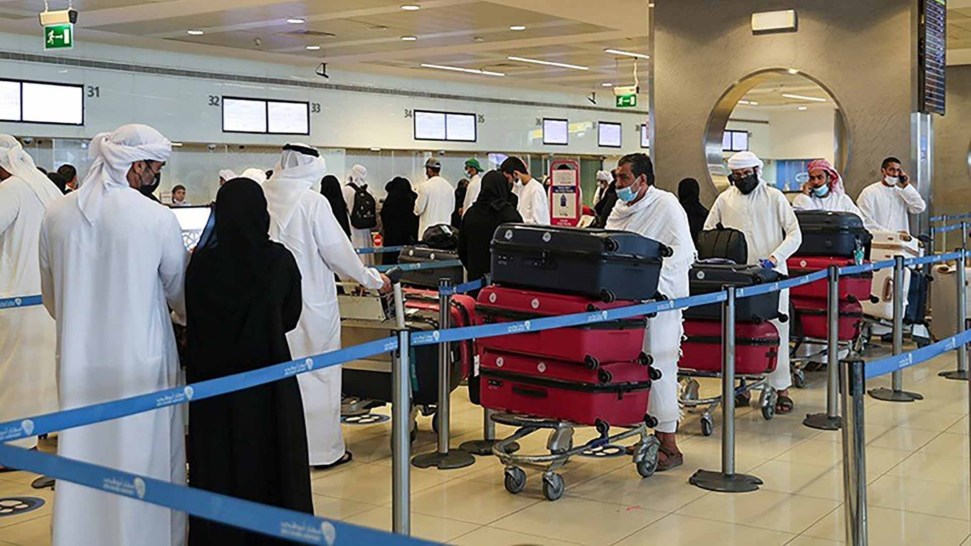 صورة بعنوان: أول فوج من حجاج برنامج زايد للحج يغادر أراضي الوطن 