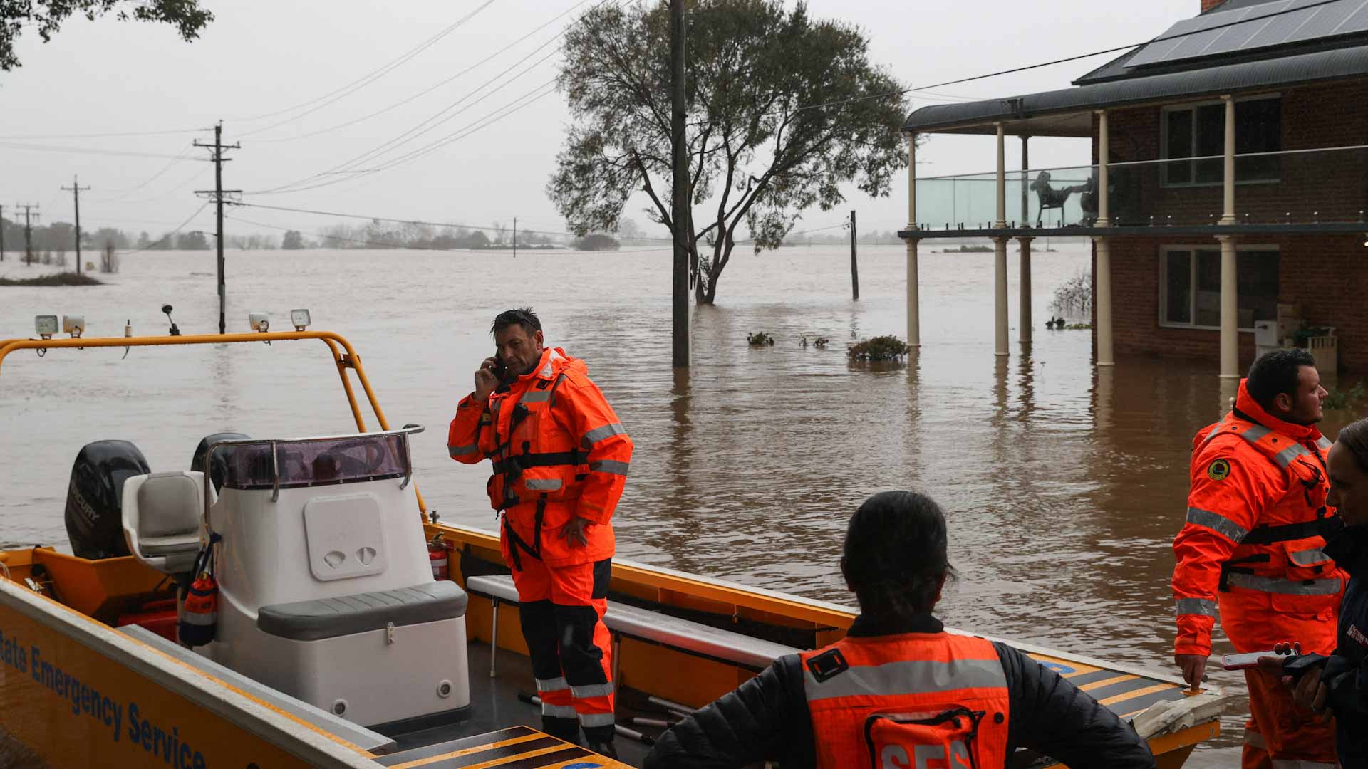 Image for the title: Sydney floods force thousands more to flee 