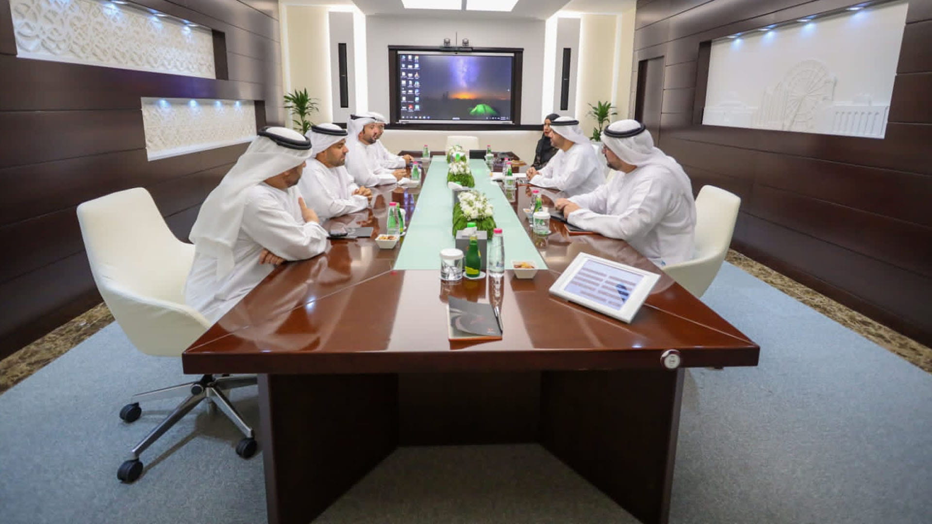 صورة بعنوان: "الشارقة الرياضي" يبحث التعاون مع "الشارقة للإذاعة والتلفزيون" 