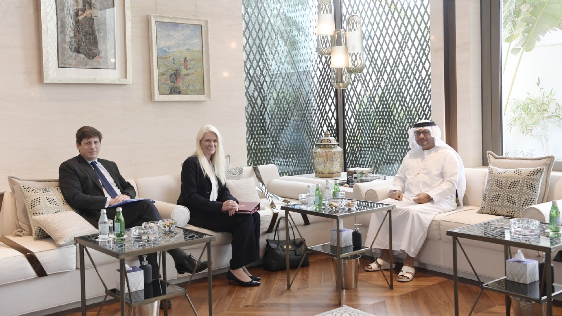 صورة بعنوان: قرقاش يستقبل وزيرة بريطانيا لشؤون الشرق الأوسط وشمال أفريقيا 